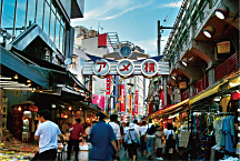 活気あふれる商店街アメ横