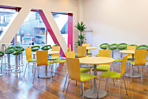 本校入口にあるコミュニケーションスペース