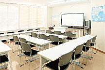 教室はガラス張りで開放的