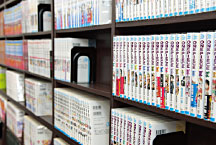 休憩もできる自習室にはマンガ約2,000冊