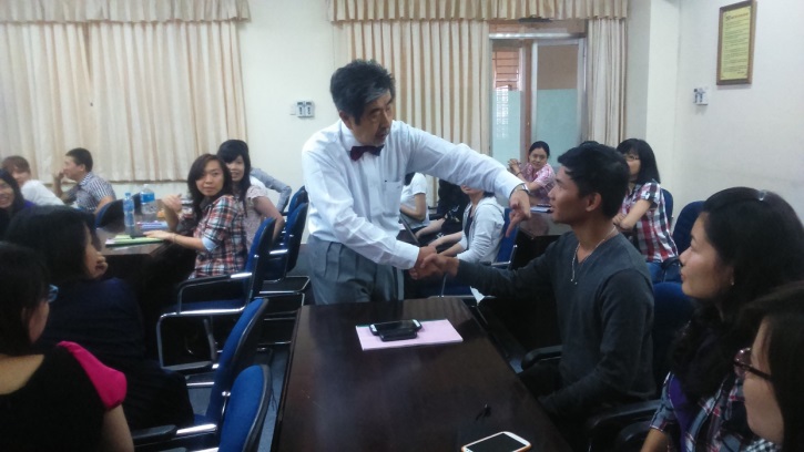 参加者へ握手の仕方を指導